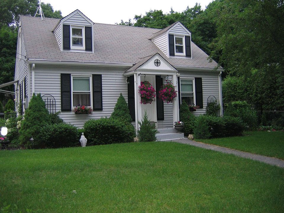 77 Hillcrest Street front