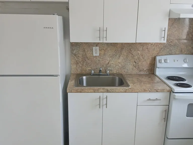 460 SW 7th St #5 — Photo 2