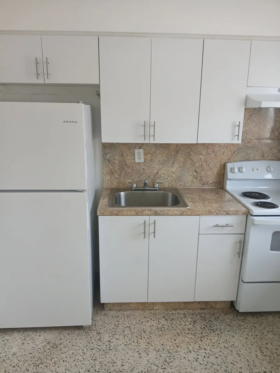 Building Photo - 460 SW 7th St #5
