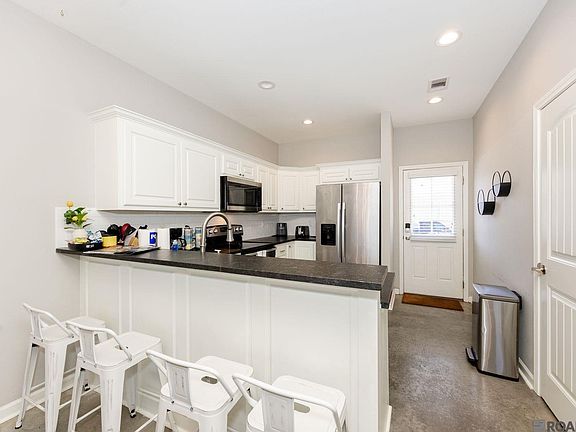 4th image of 3202-3230 Iowa St