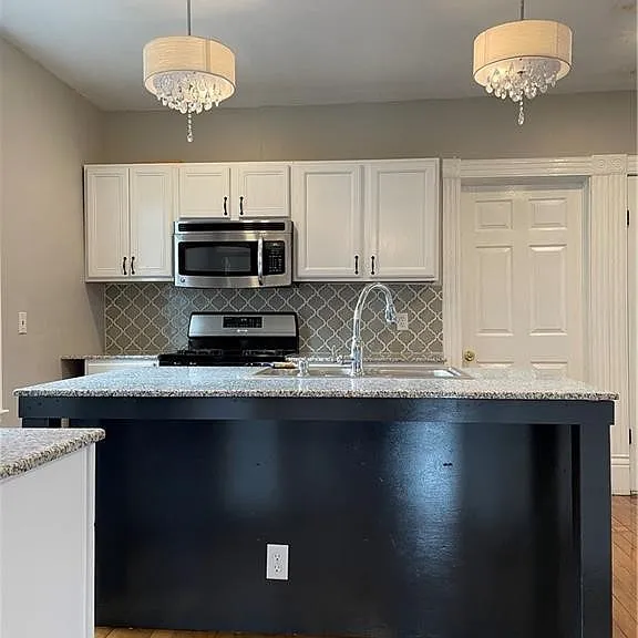 347 Douglas St — Photo 4