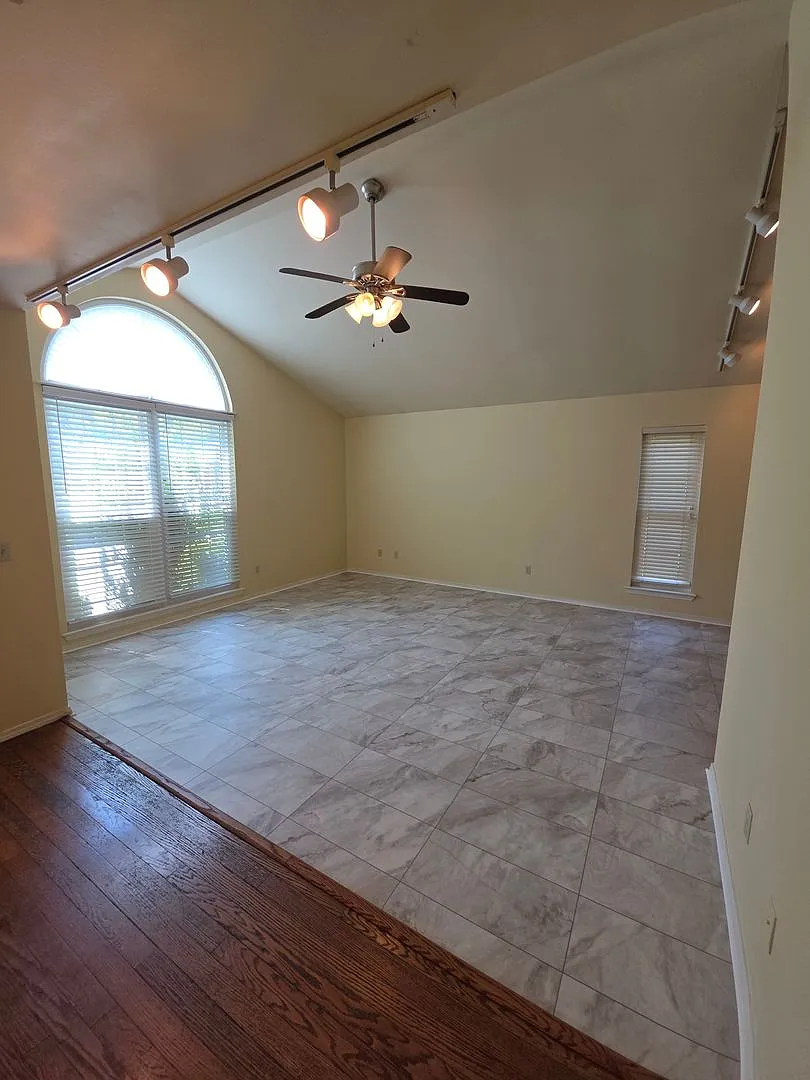 604 Cricket Cove — Photo 2