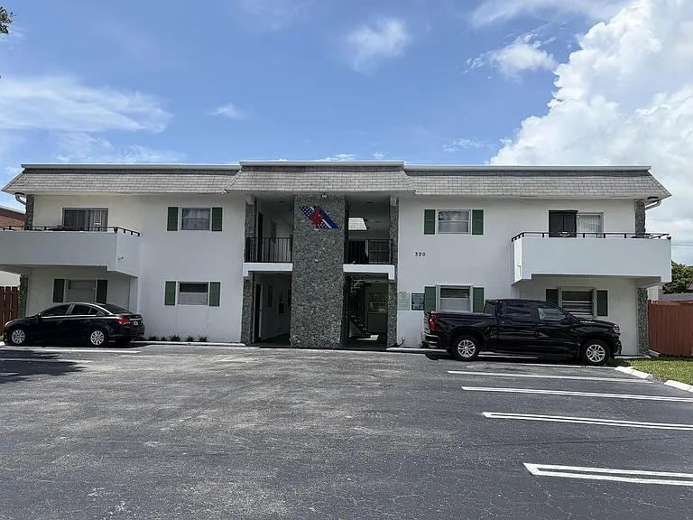 320 SW 1st St #D-4 — Photo 2