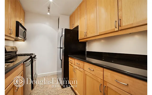 Rented by Douglas Elliman | media 17