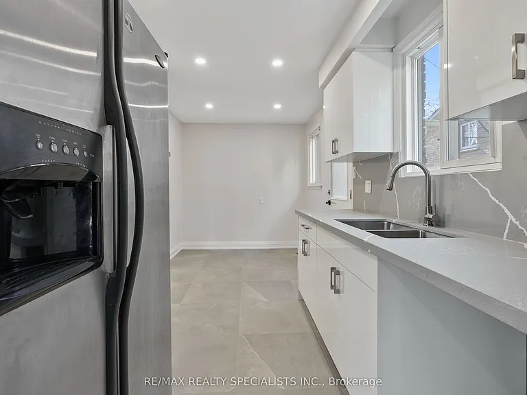 6419 Chaumont Cres #UPPER — Photo 7