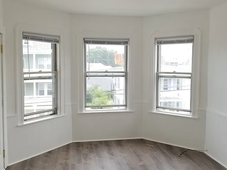  212 Burnside Ave Basem 2Bed/1Ba PetOK Laundry +Storage — Photo 14