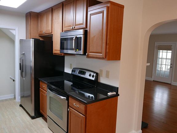 3rd image of 1216 Cambridge Dr