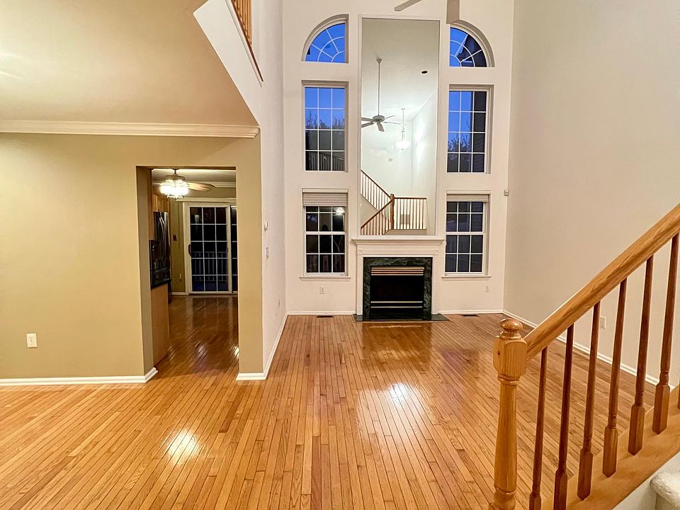 Cathedral Ceiling, Hardwood Floors throughout 1F.