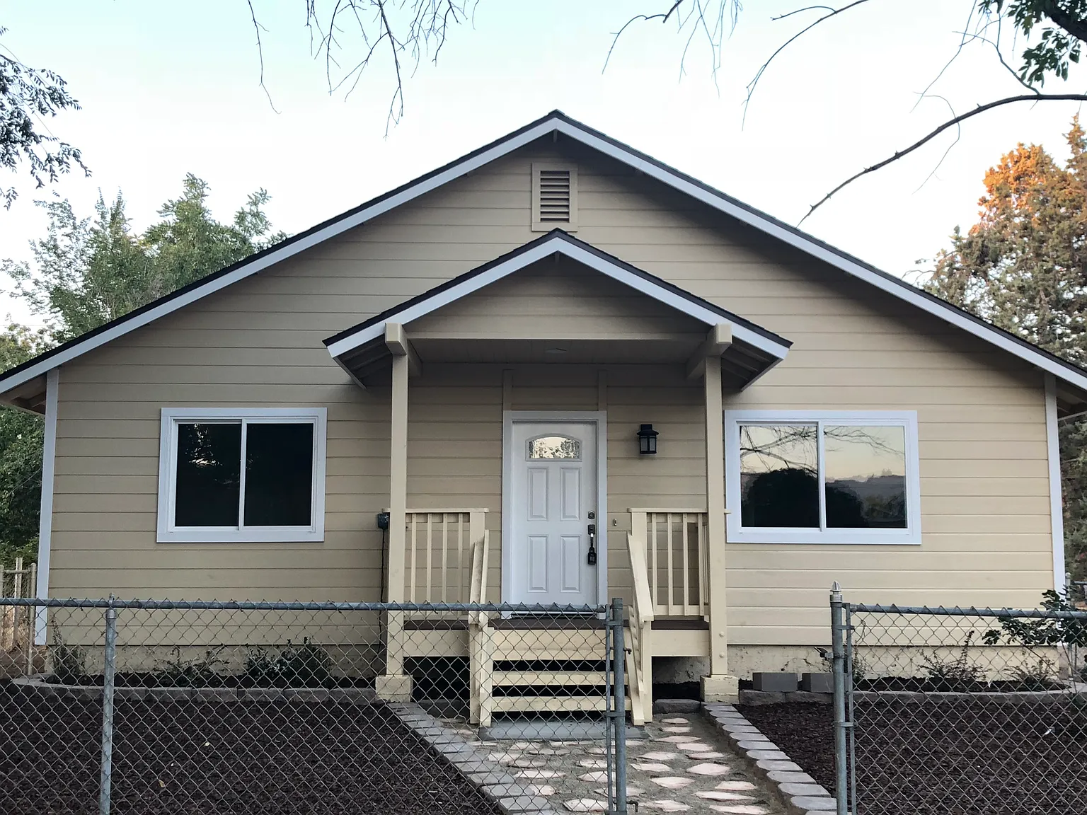 120 E East St photo 1