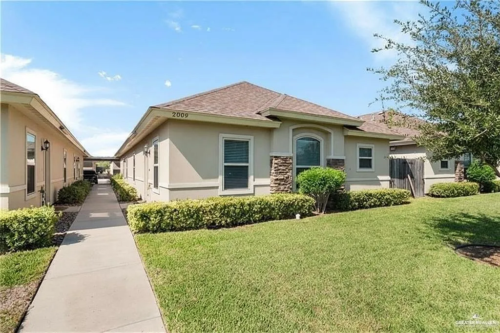 3 bed, 2.0 bath, 1050 sqft, $1,100 — Photo 1