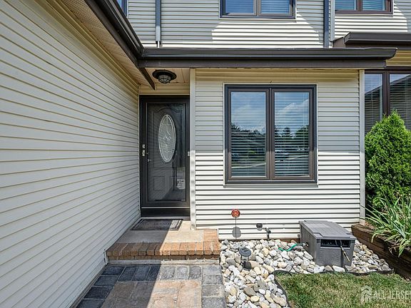 2nd image of 18 Holly Ct