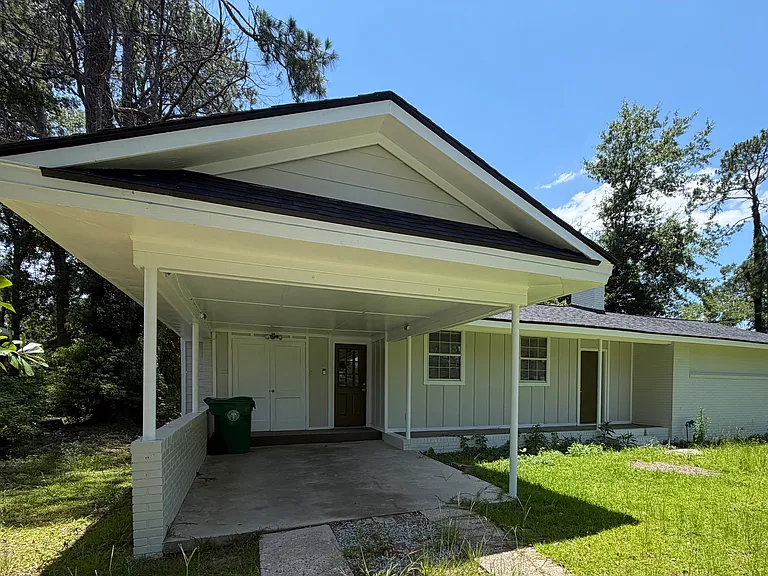 1005 Ridgewood Dr — Photo 2