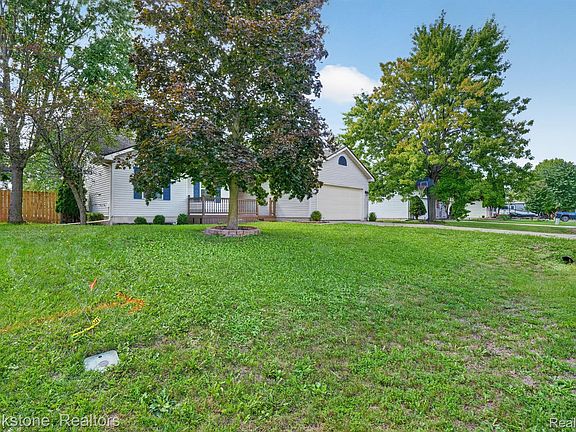 3rd image of 6098 Hedgerow Cir