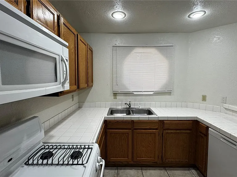 5044 S Rainbow Blvd #104 — Photo 6