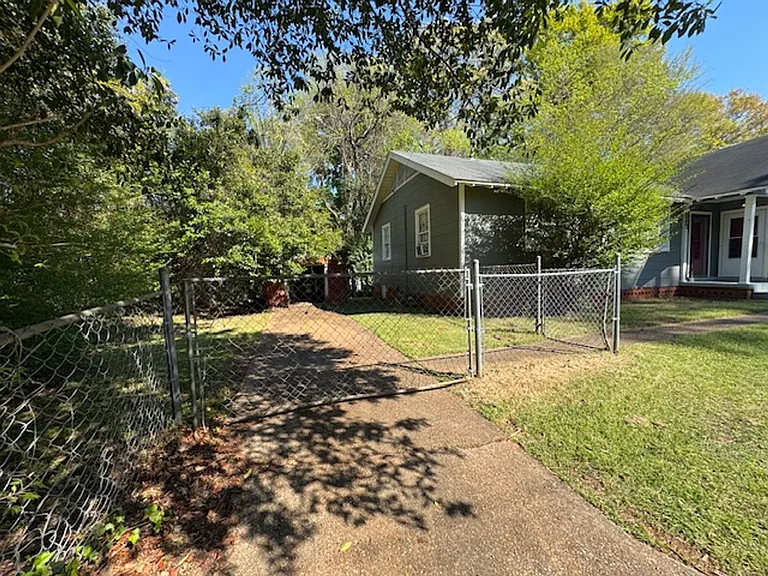319 Olivia Ct — Photo 16
