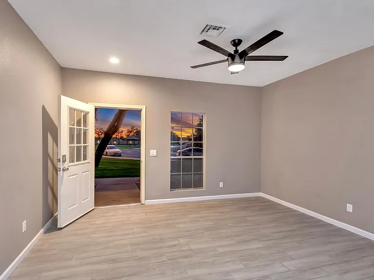 1600 N Saba St #164 — Photo 3