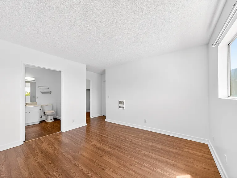 Serrano Apartments — Photo 22