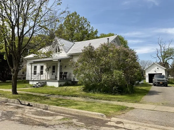 11 Moss St, New Berlin, NY 13411