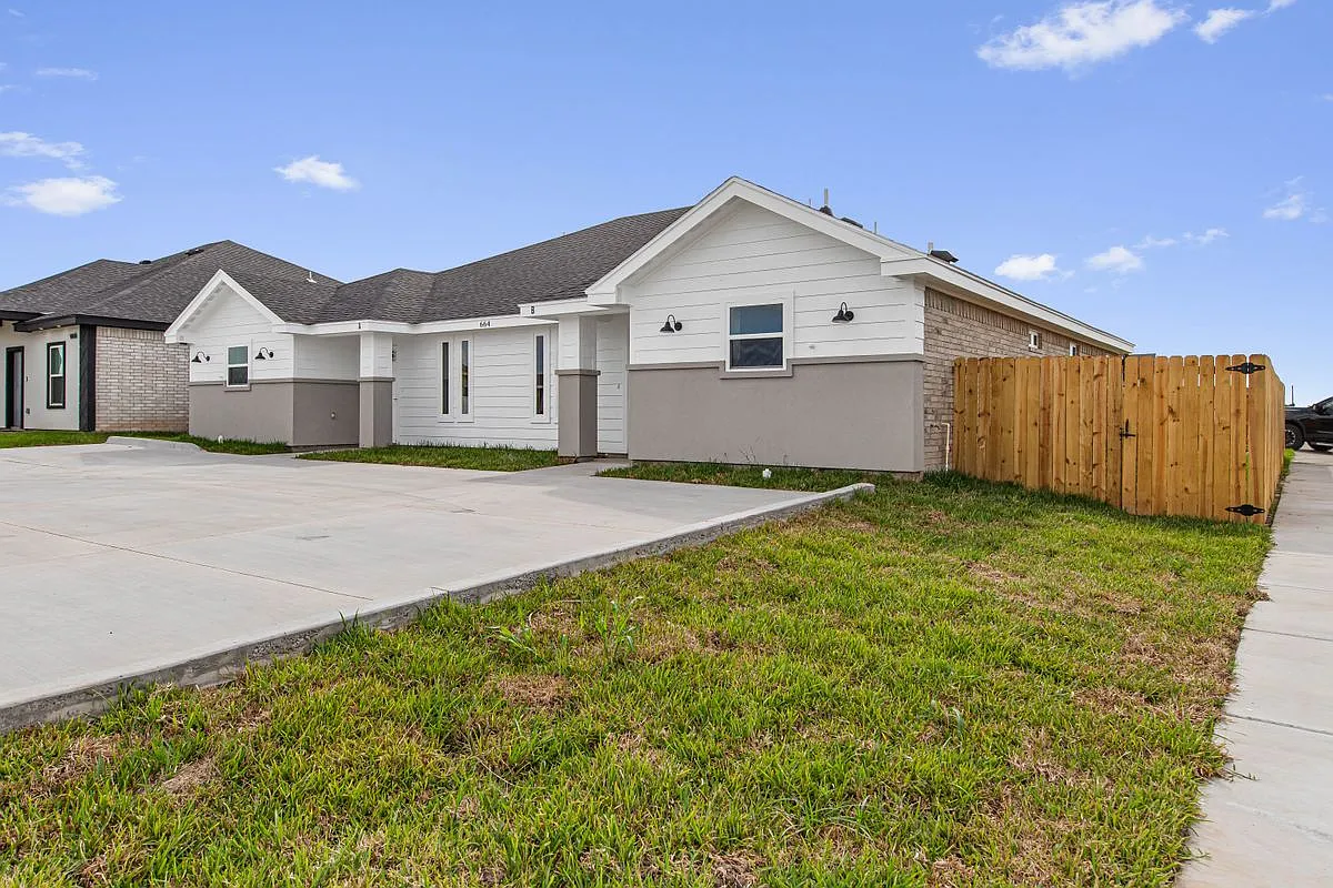 3 bed, 2.0 bath, 1158 sqft, $2,000 — Photo 1