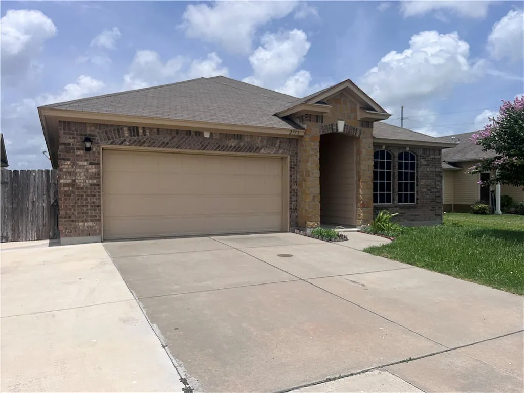 3 bed, 2.0 bath, 1731 sqft, $2,100 — Photo 2