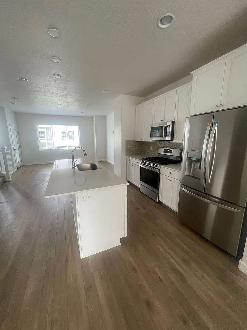 Beautiful New Townhome for Rent in Bluffdale! — Photo 4
