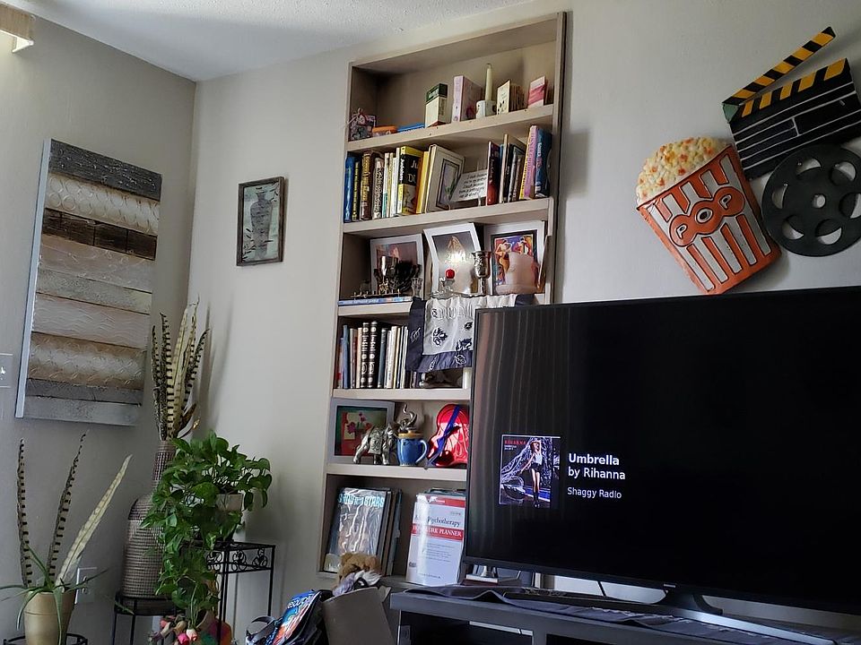 Living room built in bookshelves