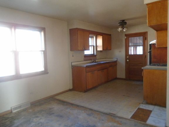 3rd image of 14245 Kenwood Ave