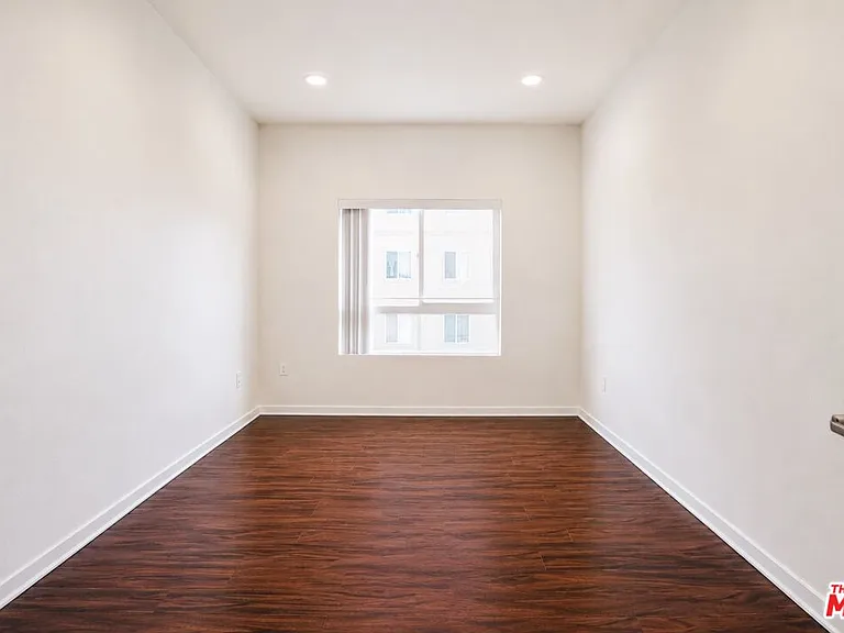 12132 Hart St #301 — Photo 14