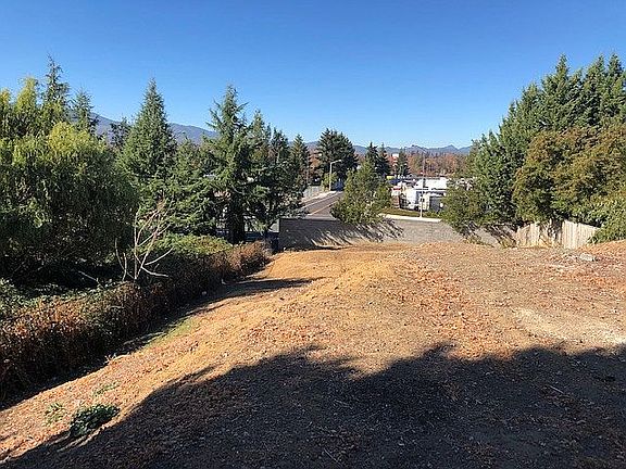 3rd image of 171 Country Hill Dr