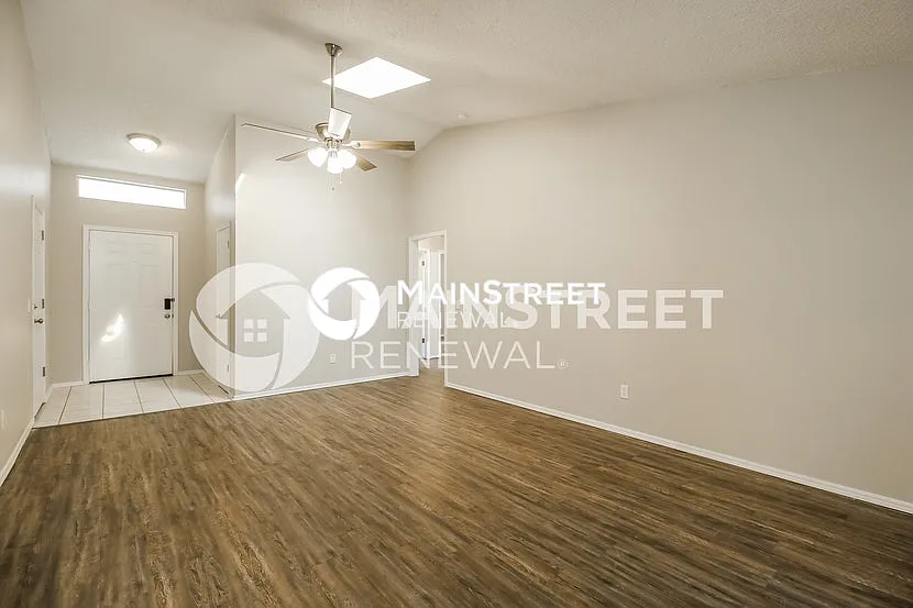 721 Howard Ct — Photo 3