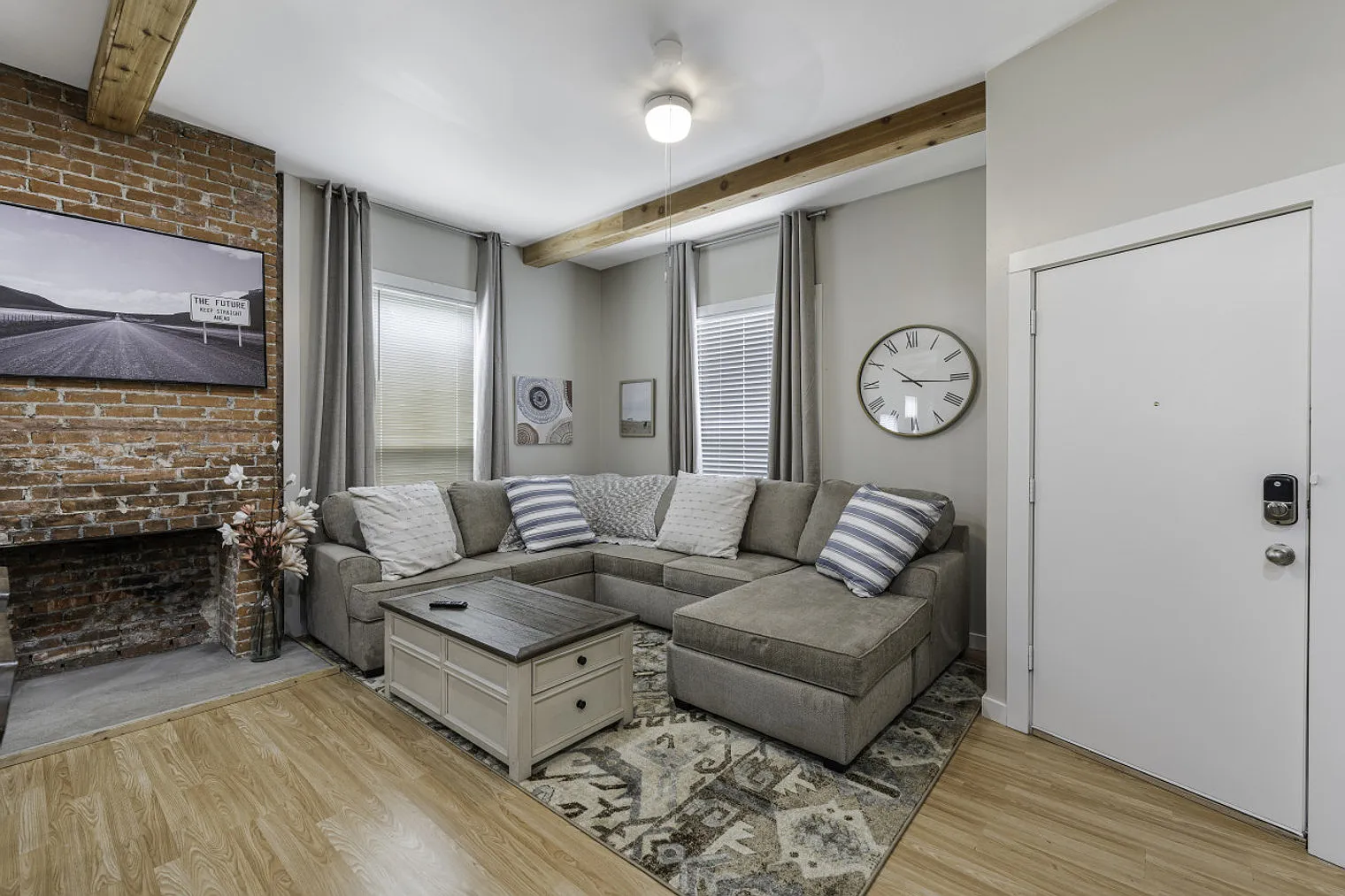 3 bed, 2.0 bath, 1334 sqft, $5,530 — Photo 2