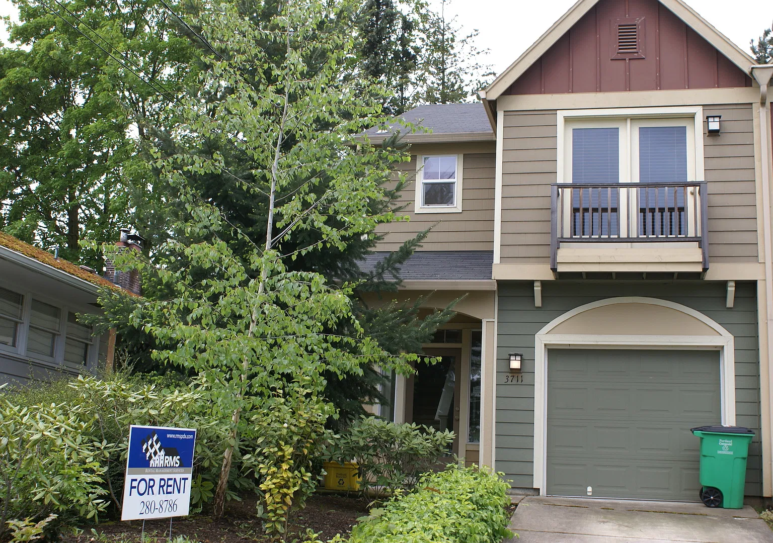 Chic and Modern 3 Bedroom Townhouse- Steps from Irving Park! — Photo 1