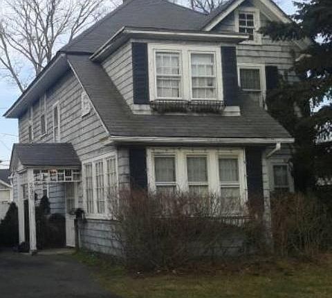 3rd image of 290 Windsor Ave