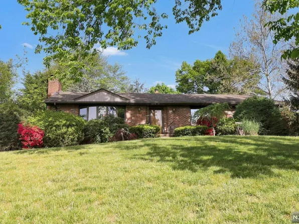 76 Standish Rd, Hillsdale, NJ 07642
