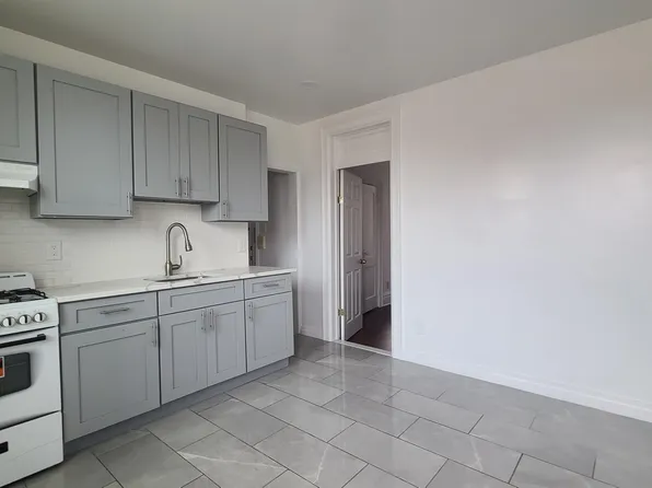 297 Griffith Street image 4 of 13