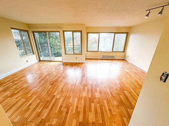2nd image of 1821 E Thomas St APT 402