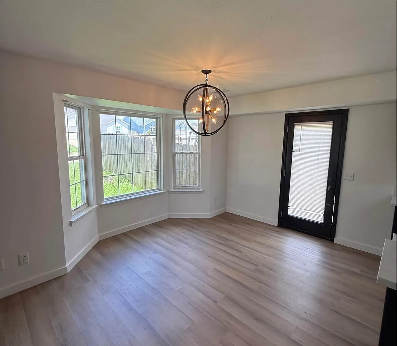 3 bed, 1600 sqft, $1,895 — Photo 4