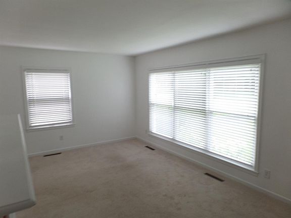 4th image of 387 Sheridan Dr