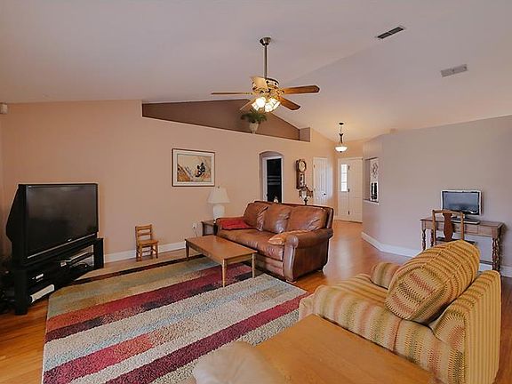 3rd image of 819 Park Valley Cir