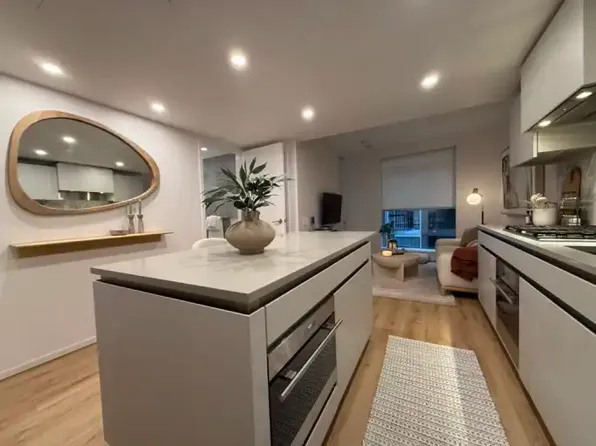 889 Pacific St #707, Vancouver, BC V6Z 1C3