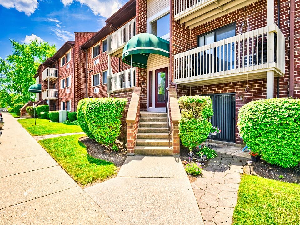 1st image of 860 N Lakeside Dr APT 3B