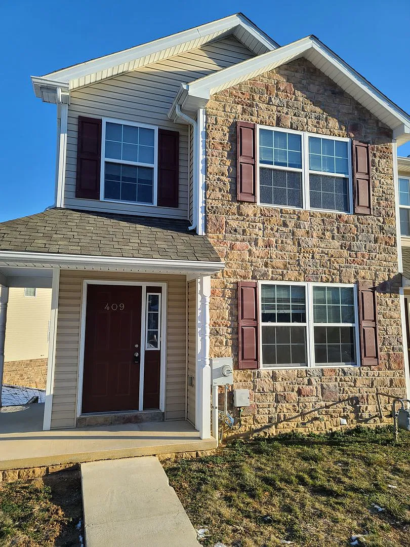 3 Bedroom 2 1/2 Bath Townhome — Photo 4