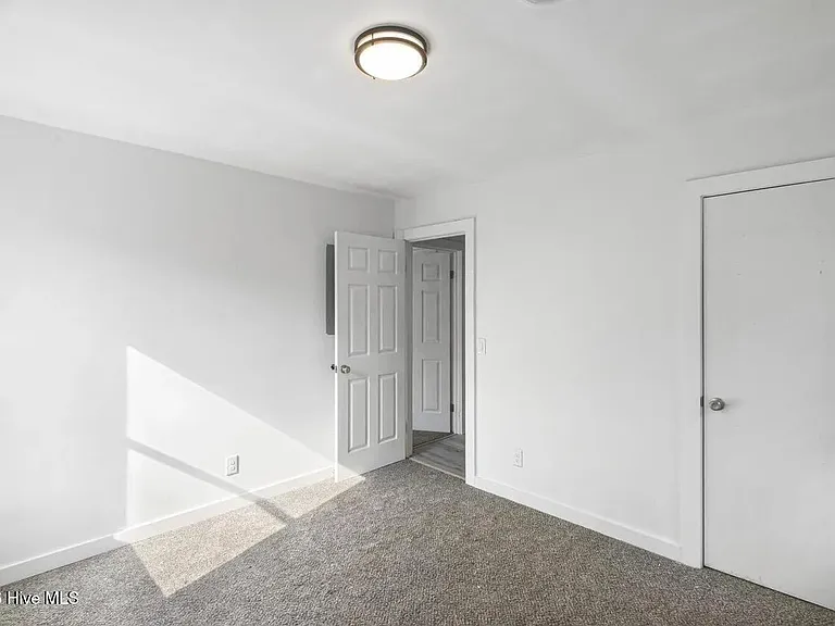 106 E Walker St — Photo 8