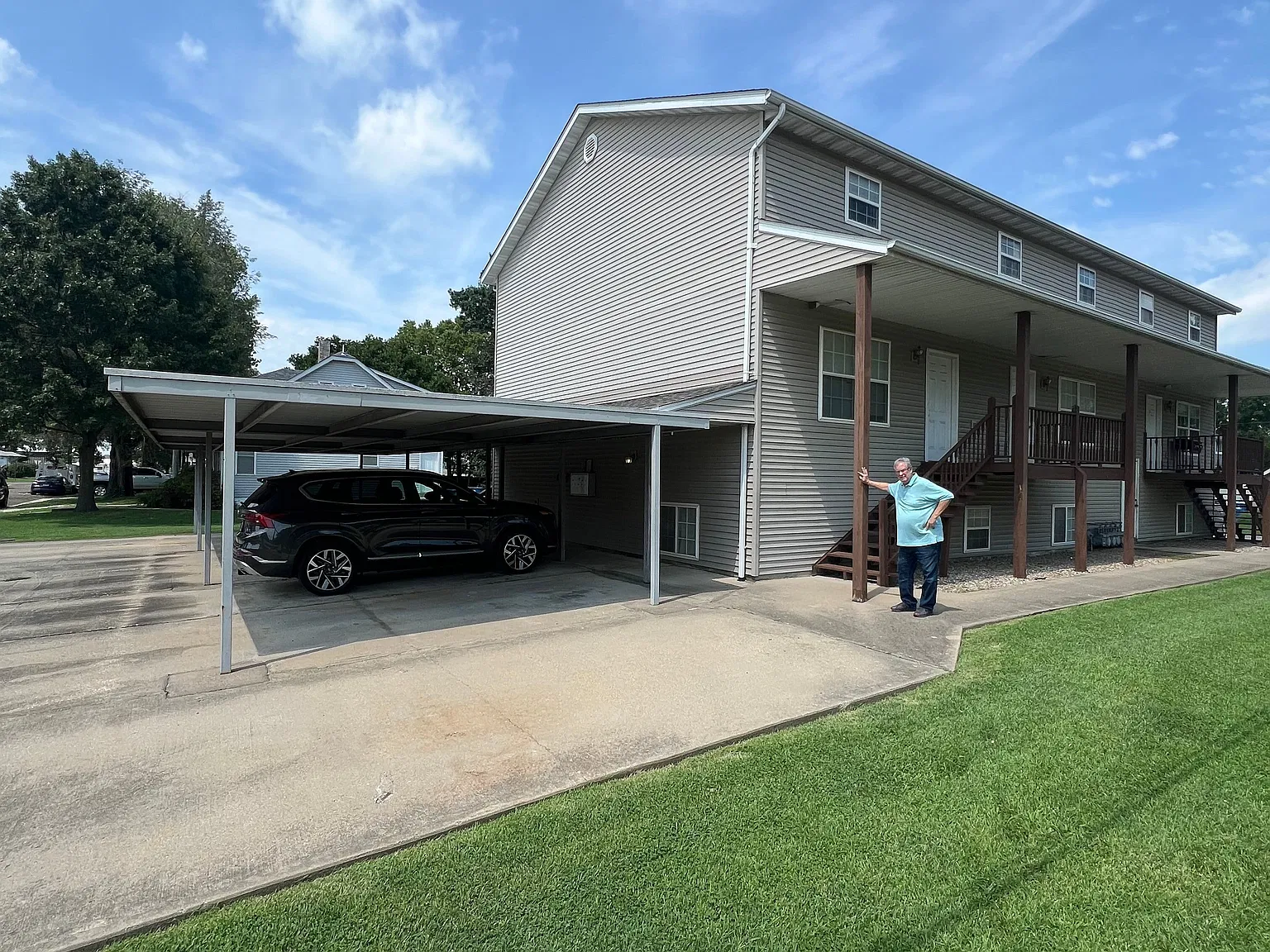 3 bed 2 bath with covered parking — Photo 1
