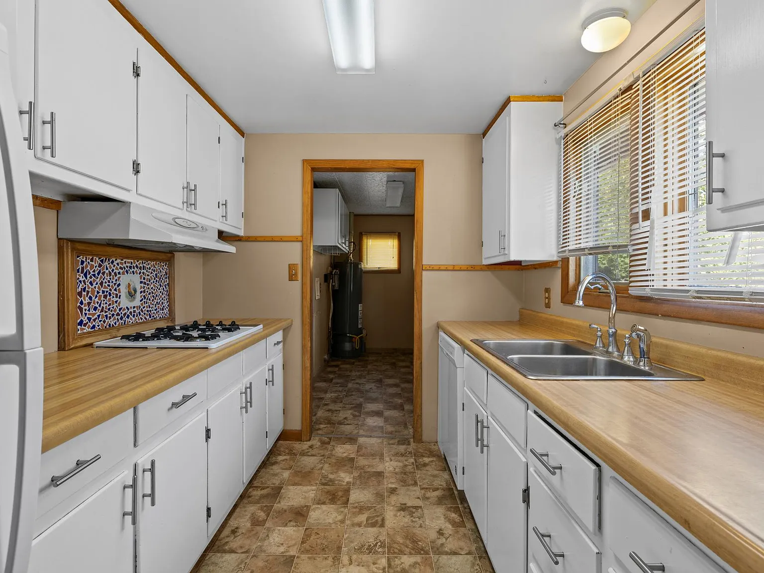 3 bed, 1.5 bath, 1274 sqft, $1,875 — Photo 2