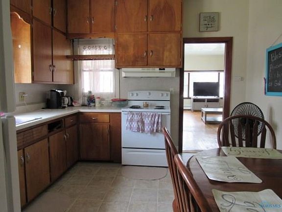 5th image of 127 E Smith St