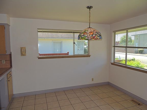 4th image of 605 2nd St SE