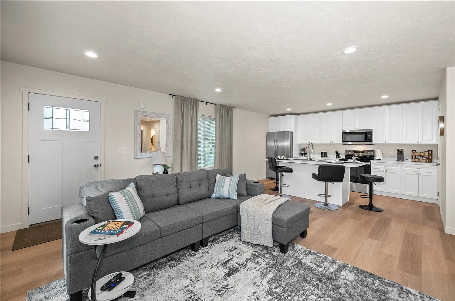 2 bed, 900 sqft, $2,595 — Photo 1