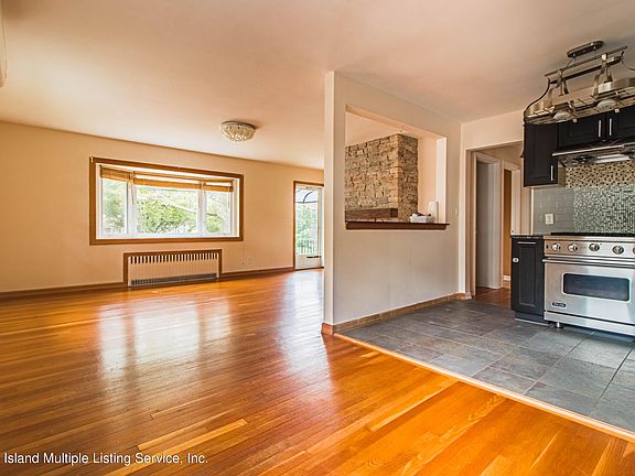 5th image of 110 Ravenhurst Ave