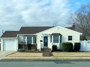 76 Spruce St, Hicksville, NY 11801